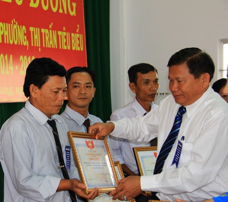 Ông Lê Quang Đạo- Ủy viên Thường vụ Tỉnh ủy, Chủ tịch Ủy ban MTTQ Việt Nam tỉnh tặng bằng khen cho các ban TTND tiêu biểu.