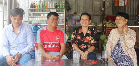 Bà Trang (thứ 2, bên phải) thường xuyên đến thăm hỏi, động viên anh Châu (thứ 2, bên trái) và gia đình.
