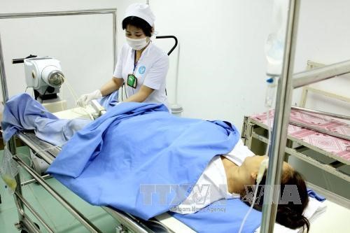Bác sỹ điều trị cho bệnh nhân tại Bệnh viện Ung bướu Cần Thơ. Ảnh: Dương Ngọc/TTXVN