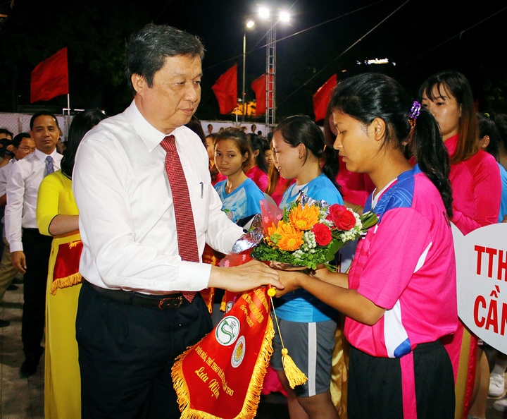 Ông Phạm Văn Hiểu- Phó Bí thư Thành ủy, Chủ tịch HĐND TP Cần Thơ trao cờ lưu niệm, tặng hoa cho các đoàn VĐV.