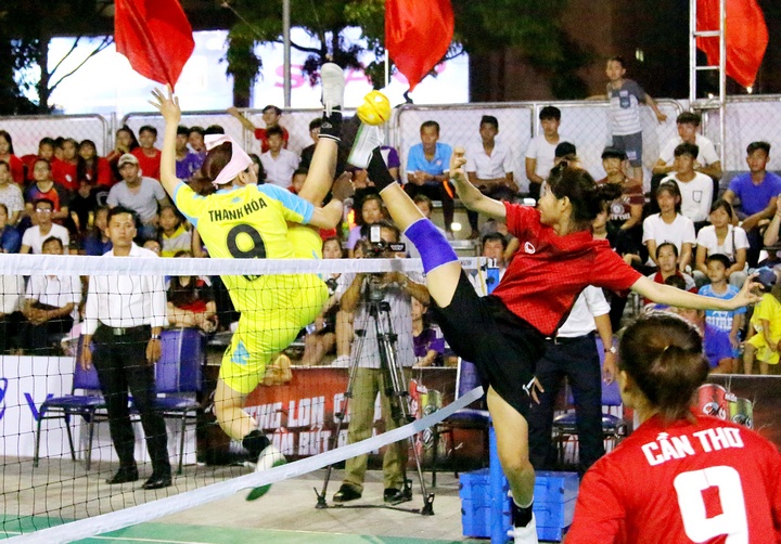  Sau lễ khai mạc, các đội đã vào cuộc, trận đấu nội dung đồng đội 4 người nữ- đội Thanh Hoá (áo vàng) đã có cuộc lội dòng nước ngược để chiến thắng ngoạn mục 2-1 trước TP Cần Thơ.