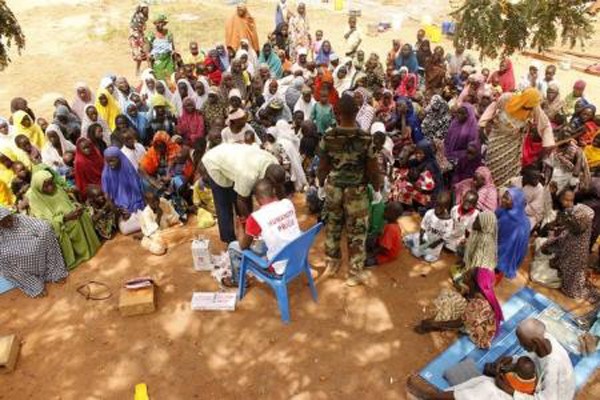 Những người dân đã được giải cứu sau khi bị Boko Haram bắt giữ, ở một trại gần Mubi, Đông Bắc Nigeria, ngày 29-10-2015. Ảnh: Reuters