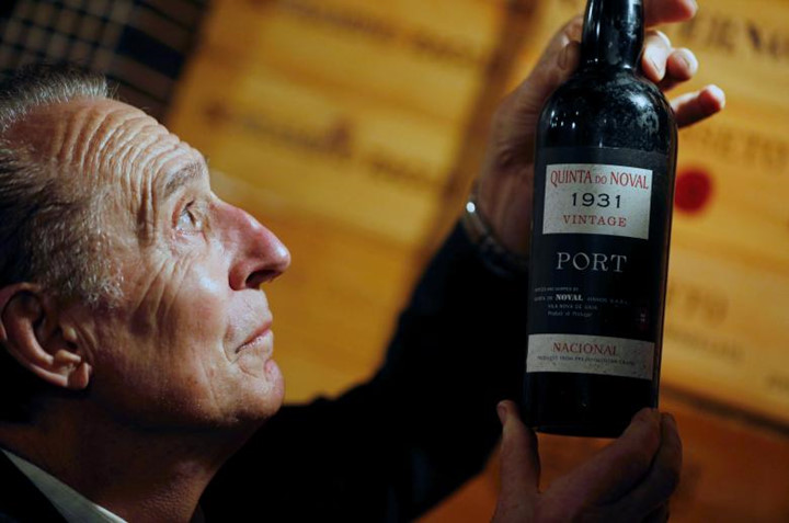 Nhà sưu tập Michel-Jack Chasseuil “khoe” chai rượu quý Porto Noval National 1931.