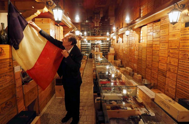 Quốc kỳ Pháp được ông Michel-Jack Chasseuil treo ở vị trí trang trọng nhất của hầm rượu.