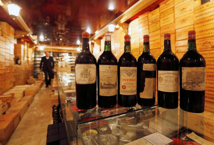 Những chai vang quý của thế kỷ 20 trong hầm rượu ông Michel-Jack Chasseuil.