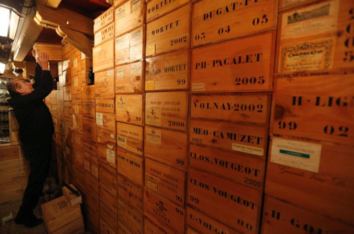 Michel-Jack Chasseuil tự tay sắp xếp những chai rượu trong hầm rượu của mình.