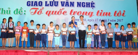 Tỉnh Đoàn- Vĩnh Trà trao học bổng cho học sinh nghèo hiếu học