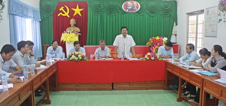 Ông Bùi Văn Nghiêm- Phó Chủ tịch HĐND tỉnh tham gia cùng đoàn và lưu ý với địa phương tại buổi khảo sát. 