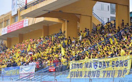 Ở vòng 10 V-League diễn ra trận cầu tâm điểm giữa Hà Nội FC và FLC Thanh Hóa trên sân Hàng Đẫy. Ước tính có khoảng 7.000 CĐV Thanh Hóa 