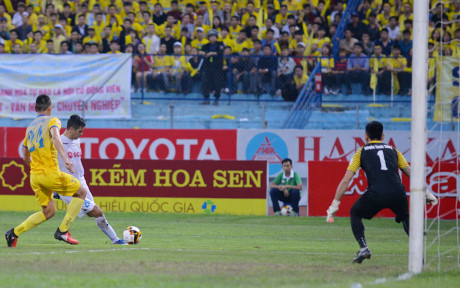 Sau tình huống đó, Hà Nội FC đáp trả bằng những pha phối hợp trung lộ, nhưng hôm nay là ngày thi đấu thiếu may mắn của Gonzalo khi anh bị cột dọc từ chối tới 2 lần.
