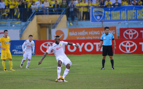 Trước áp lực của đội nhà, Hà Nội FC sớm được hưởng đá phạt 11m sau cầu thủ của FLC Thanh Hóa - Bật Hiếu để bóng chạm tay ở phút 24. Tuy nhiên, trên chấm phạt đền, Hoàng Vũ Samson đã bỏ lỡ cơ hội mở tỷ số cho đội chủ sân Hàng Đẫy.