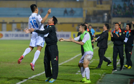 Bước sang hiệp 2, Hà Nội FC đẩy cao đội hình nhằm tìm kiếm bàn gỡ. Sau nhiều nỗ lực của đội nhà, vào phút 80, cầu thủ mới vào sân Nguyễn Thành Chung có pha vô lê đẹp mắt, đưa trận đấu trở về thế cân bằng.