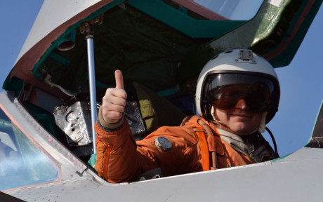 Viên phi công ra dấu cho các nhân viên kỹ thuật rằng ông đã sẵn sàng bay... Ảnh: Sputnik