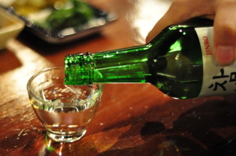 Người Hàn Quốc uống rất nhiều rượu. Đối với họ, việc nâng ly như một phương pháp tự nhiên nhất để gắn kết mọi người. Khi uống, họ nhanh chóng bị say, nhưng không bao giờ gây rắc rối và rất thích hát karaoke. Rượu Soju truyền thống được làm từ ngũ cốc, hoặc khoai tây, đựng trong những chiếc chai màu xanh là đồ uống phổ biến nhất ở nước này.