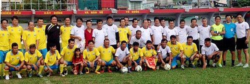 Hai đội CTT Cảng Sài Gòn (áo trắng) và CTT Vĩnh Long trước trận đấu (Ảnh: QUỐC LÂM)