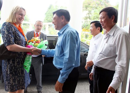 Ông Trần Văn Rón- Bí thư Tỉnh ủy Vĩnh Long tặng hoa cho bà Marjolijn Sonema- Thứ trưởng Bộ Nông nghiệp Hà Lan.