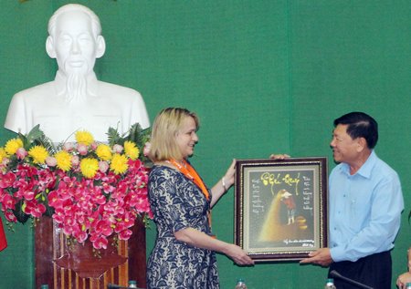Bí thư Tỉnh ủy- Trần Văn Rón tặng quà lưu niệm cho bà Marjolijn Sonema- Thứ trưởng Bộ Nông nghiệp Hà Lan và đoàn.
