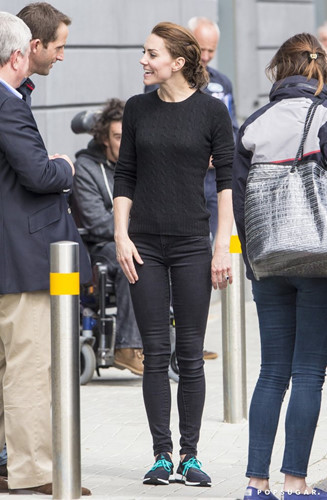 Trong cuộc diễu hành tổ chức hồi tháng 5/2016, Kate Middleton vẫn trở thành tâm điểm của giới truyền thông dù cô chỉ mặc quần jeans mỏng kết hợp cùng giày Adidas năng động mà thôi.