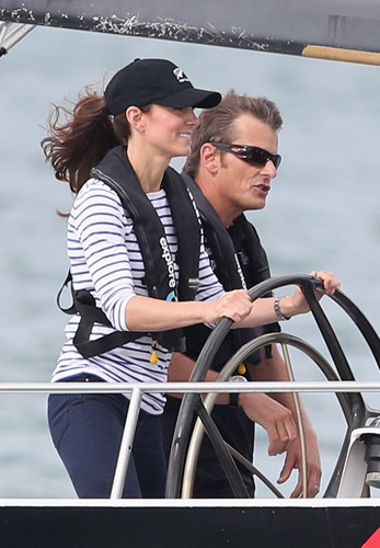 Người đẹp không ngần ngại đội chiếc mũ lưỡi trai cá tính khi dạo chơi trên thuyền ở New Zealand tháng 4/2014.
