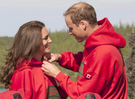 Kate Middleton và Hoàng tử William diện trang phục 'tông xuyệt tông', phù hợp với chuyến dạo chơi của họ hồi tháng 7/2011 ở Canada.