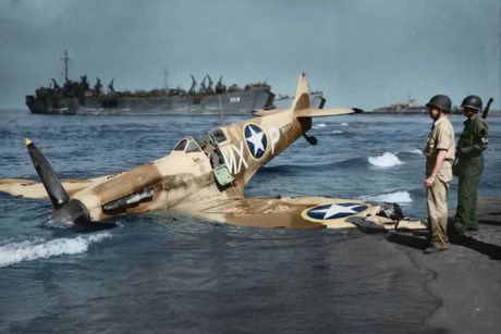 Tiêm kích Supermarine Spitfire của không quân Mỹ bị bắn hạ và nằm lại trên bờ biển./