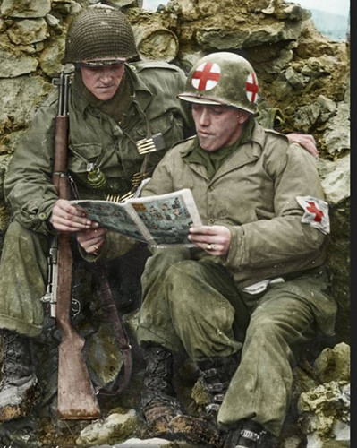Một lính Mỹ và một lính quân y Mỹ đọc truyện tranh ở Luxembourg gần biên giới với Đức vào tháng 2/1945.