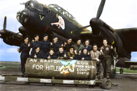 Tổ bay của oanh tạc cơ Avro Lancaster bên trái bom lớn “dành cho Hitler”.