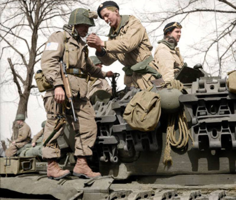 Lính tăng sư đoàn thiết giáp cận vệ số 6 của Anh châm lửa cho điếu thuốc của một lính dù Mỹ vào tháng 3/1945.