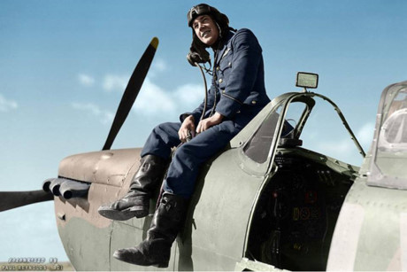 Sĩ quan Leonard Haines của phi đoàn số 19 Không quân Hoàng gia Anh bên buồng lái chiếc Spitfire gần Duxfors vào tháng 9/1940.