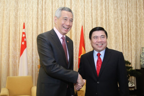 Thủ tướng Singapore Lý Hiển Long bày tỏ niềm vui sau hơn 10 năm được trở lại thăm TPHCM. Ông khẳng định, mô hình hợp tác phát triển kinh tế giữa Singapore và Việt Nam được thể hiện rõ nhất là các khu công nghiệp Việt Nam – Singapore (VSIP) được xây dựng tại nhiều địa phương ở Việt Nam và đều hoạt động hiệu quả. 