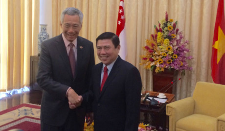 Ngay sau khi đến TPHCM bắt đầu chuyến thăm chính thức Việt Nam trong 4 ngày, chiều nay, tại Hội trường Thống Nhất, Chủ tịch Ủy ban nhân dân TPHCM Nguyễn Thành Phong và lãnh đạo thành phố đã có cuộc hội kiến Thủ tướng Singapore Lý Hiển Long.