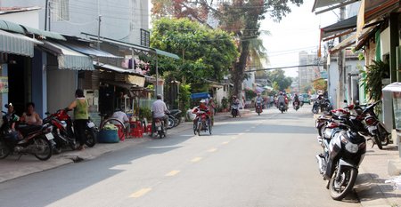 Nhiều tuyến đường, vỉa hè bị chiếm thành chỗ mua bán, kinh doanh, người đi bộ phải đi dưới lòng đường. Ảnh chụp tại đường Hùng Vương (Phường 1- TP Vĩnh Long).