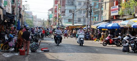 Chợ Vĩnh Long là một trong những điểm nóng thường xuyên xảy ra lấn chiếm lòng lề đường.