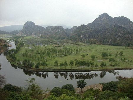 Tiên Sơn là hang động thuộc dãy núi Kim Sơn, cách động Kim Sơn 1km. (Nguồn: thanhnhaho.vn)