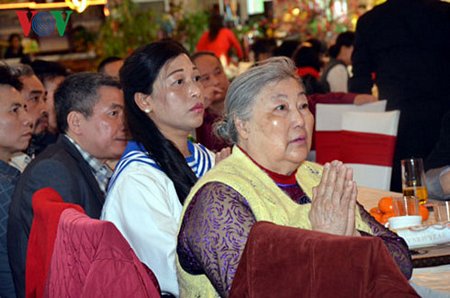 Bà Vũ Thị Nga và chị Phạm Hải Vân, phu nhân và con gái cố Đại tá Phạm Quang Nho, nguyên Lữ đoàn trưởng Lữ đoàn 125 Hải quân tham dự buổi lễ.