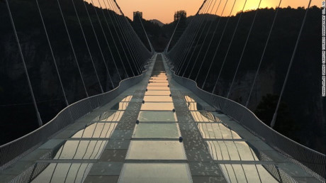 Cây cầu kính Zhangjiajie, tại tỉnh Hồ Nam, Trung Quốc được thiết kế từ cảm hứng trong bộ phim Avatar và thế giới viễn tưởng. Đây là cầu kính đi bộ dài nhất thế giới với chiều dài 381m ở độ cao hơn 300 m. Có chi phí xây dựng 3,4 triệu USD, cây cầu bằng kính trong suốt lấp ló sau những đám mây bồng bềnh như chốn tiên cảnh