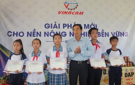Ông Trần Văn Trạch- Chủ tịch Hội Nông dân tỉnh trao học bổng cho học sinh Trường THCS Thanh Đức. 