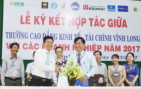 Hiệu trưởng Hồ Kỳ Nam ký thỏa ước hợp tác với Sacombank chi nhánh Vĩnh Long.