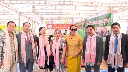 Đoàn Vĩnh Long chụp hình lưu niệm với lãnh đạo tỉnh Kampong Speu tại hội chợ.