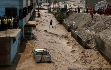 Tại thủ đô Lima, nơi có khí hậu sa mạc và hiếm khi trời mưa, những trận mưa không ngớt đã làm ngập nhiều khu dân cư và buộc lực lượng cứu hộ phải dùng đến ròng rọc nhằm đưa người dân khỏi vùng ngập.