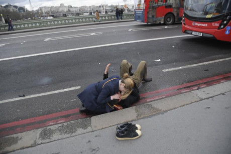 Sau khi lao xe vào người đi bộ trên cầu Westminster, London, kẻ tấn công tiếp tục đâm một cảnh sát mặc thường phục bằng dao khiến người này thiệt mạng. Sau đó thủ phạm bị giới chức bắn hạ.
