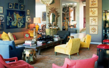 Phòng khách rực rỡ sắc màu mang đến không khí tươi vui cho gia chủ