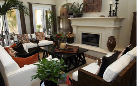 Phòng khách được thiết kế hài hòa làm nổi bật màu gỗ nội thất, rèm cửa và màu sơn