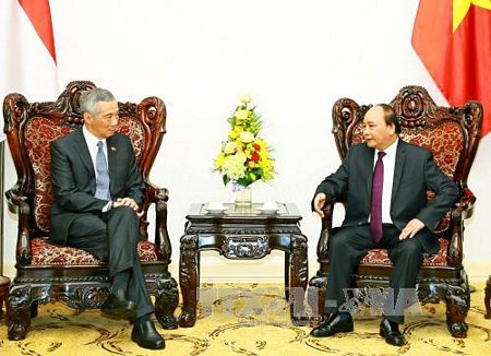 Thủ tướng Nguyễn Xuân Phúc hội đàm hẹp với Thủ tướng Singapore Lý Hiển Long. Ảnh: Thống Nhất/TTXVN