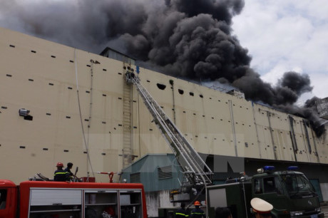 Theo thông tin ban đầu, ngọn lửa bùng phát tại tầng 5 của Công ty Kwong Lung - Meko (doanh nghiệp 100% vốn nước ngoài, chuyên sản xuất mền, gối, lông vũ) trong Khu công nghiệp Trà Nóc bốc cháy dữ dội. (Ảnh: Thanh Liêm/TTXVN)