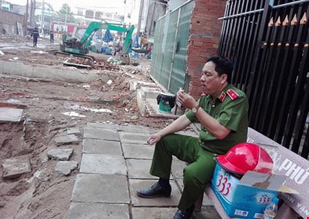 Thiếu tướng Đỗ Minh Dũng, phó cục trưởng Cục Cảnh sát PCCC (Bộ công an) ăn vội bánh mì lót dạ sau một đêm trực chiến