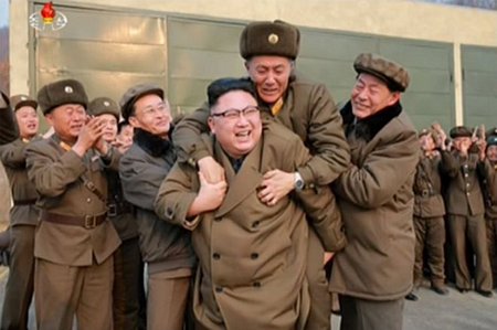 Ông Kim Jong-un hớn hở cõng một người đàn ông lạ mặt.