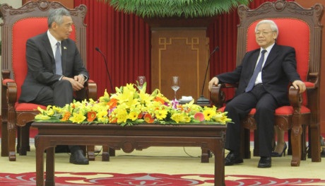 Thủ tướng Lý Hiển Long nhấn mạnh: Singapore coi trọng thúc đẩy quan hệ Đối tác Chiến lược với Việt Nam, sẵn sàng chia sẻ kinh nghiệm với Việt Nam trên các lĩnh vực mà Singapore có thế mạnh và tiếp tục hợp tác tốt với Việt Nam trong việc triển khai Cộng đồng ASEAN cũng như trên các diễn đàn đa phương khu vực và quốc tế.