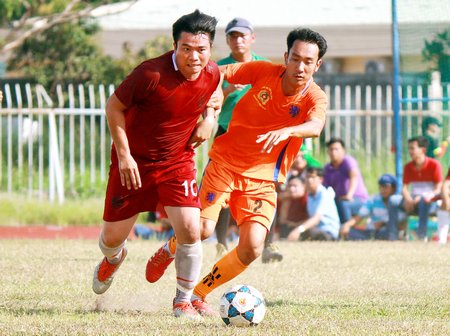 Tiền đạo Nguyễn Lữ Hiển Giang (10) đã 8 lần lập công cho đội Cụm 1.