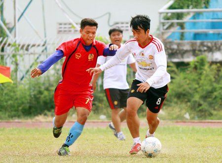 Trận đấu cuối vòng đấu bảng, TP Vĩnh Long (áo trắng) thắng Cụm 4 với tỷ số 4-0.